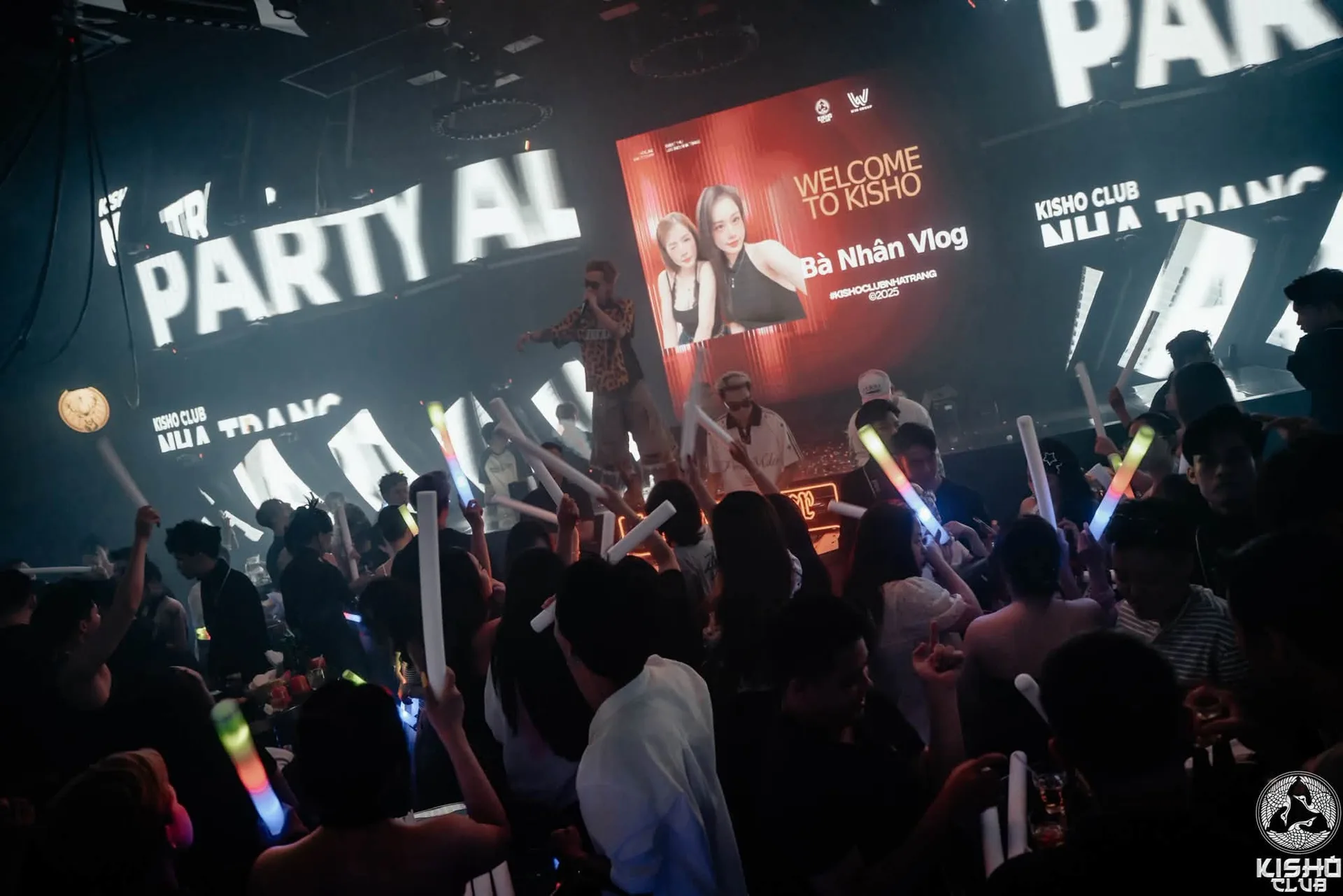 Sân khấu LED chữ PARTY cùng MC tại KISHO Club Nha Trang