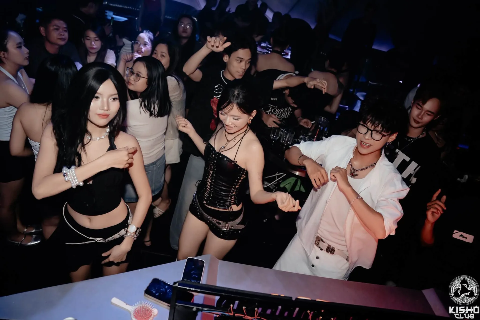Khách nhảy sát bốt DJ tại KISHO Club Nha Trang