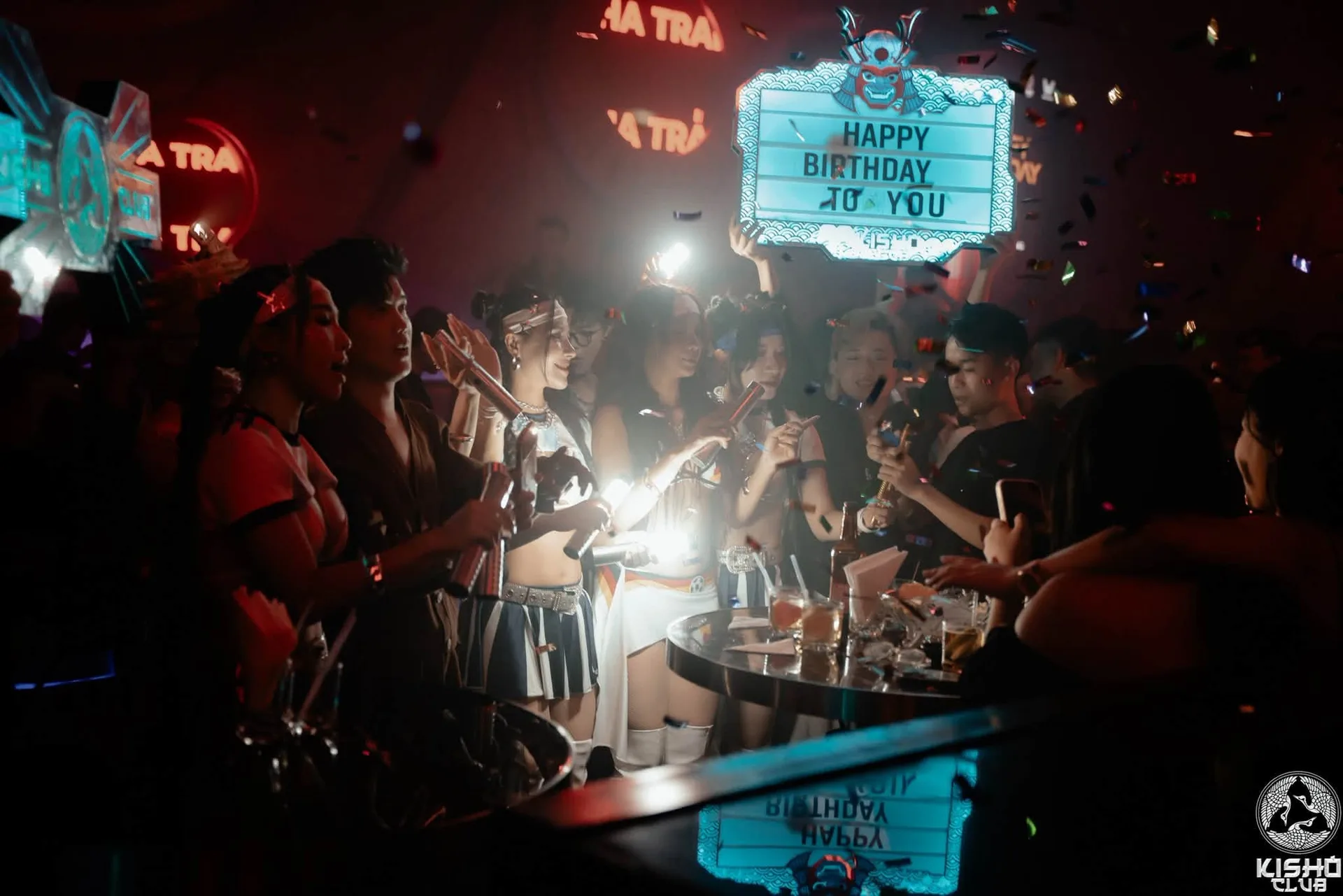 Nhóm bạn mừng sinh nhật cùng bảng đèn tại KISHO Club Nha Trang