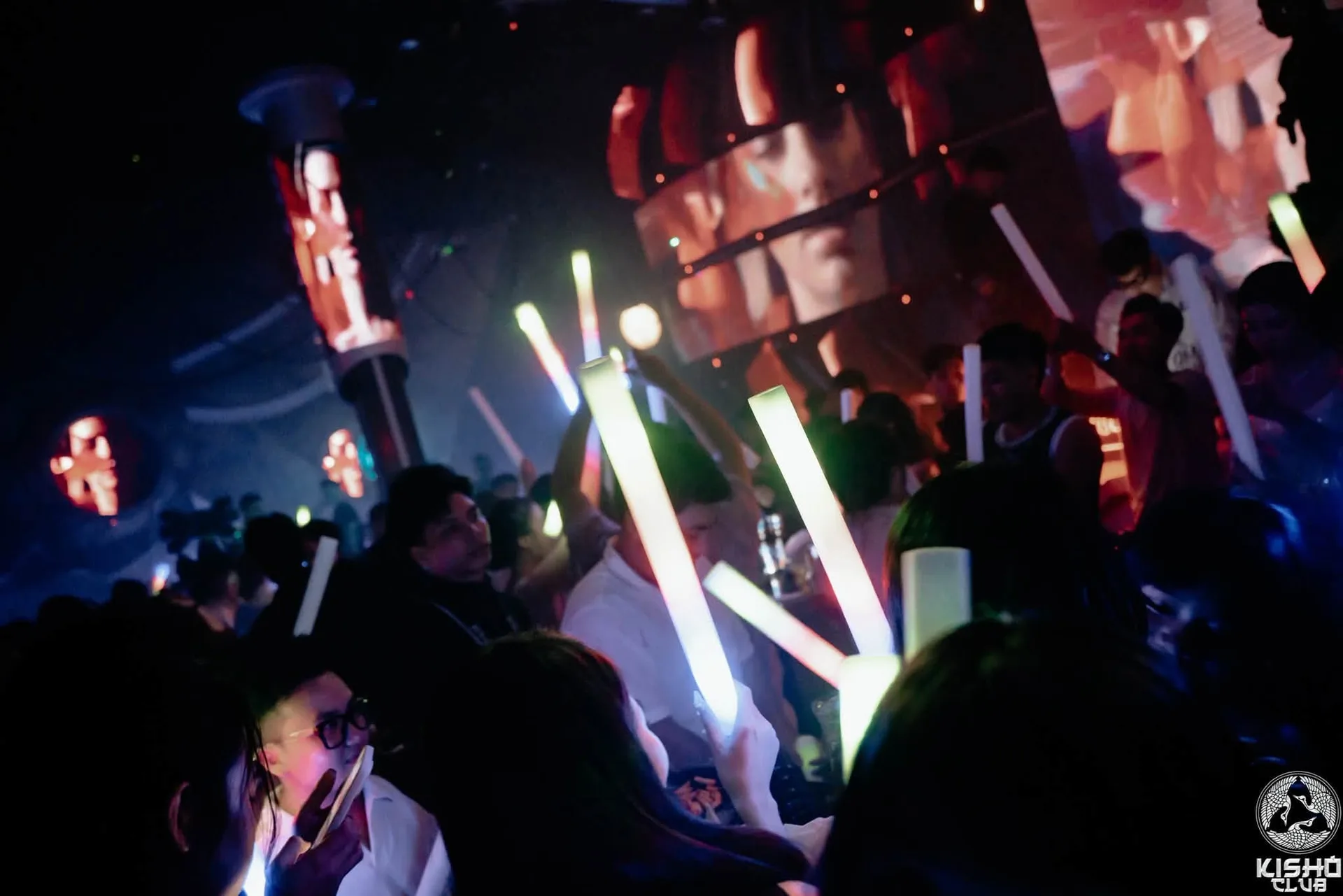 Màn LED lớn và cột LED quanh sàn tại KISHO Club Nha Trang